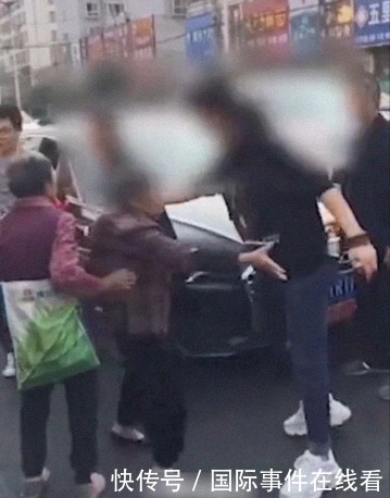 车头|河南老人组团拦截结婚车队，趴车头勒索红包香烟