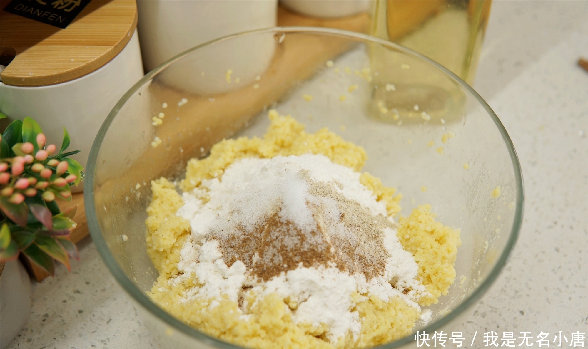 停不下来|小米别熬粥了,加个鸡蛋,配点面粉,咬一口嘎嘣脆,吃的停不下来