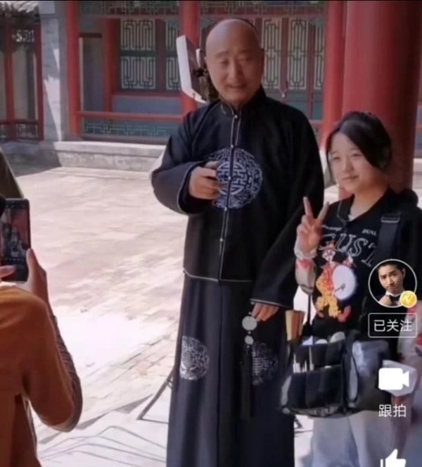 卷纸|陈佩斯父子吃饭如此接地气?盘子都不用,手边那卷纸太有生活了!