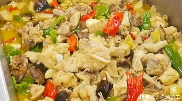  烧鸡|淮扬菜大厨改良员工餐将香菇烧鸡这么做，鲜香微辣，开胃下饭
