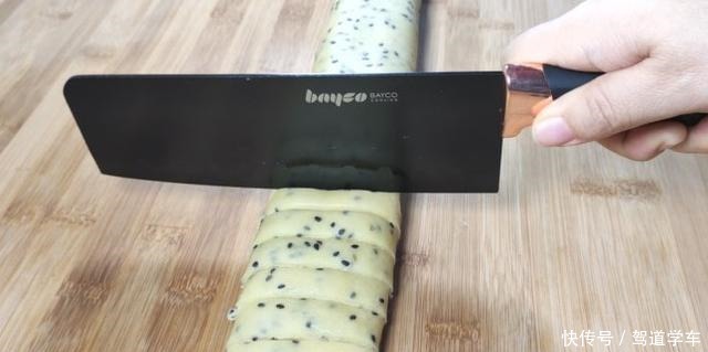 酥脆|面粉中加入两个鸡蛋,香甜酥脆,层次分明,越嚼越香,上桌就光盘