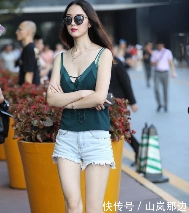 个性|街拍高颜值的美女,穿的紧身裤时尚个性,彰显迷人气质