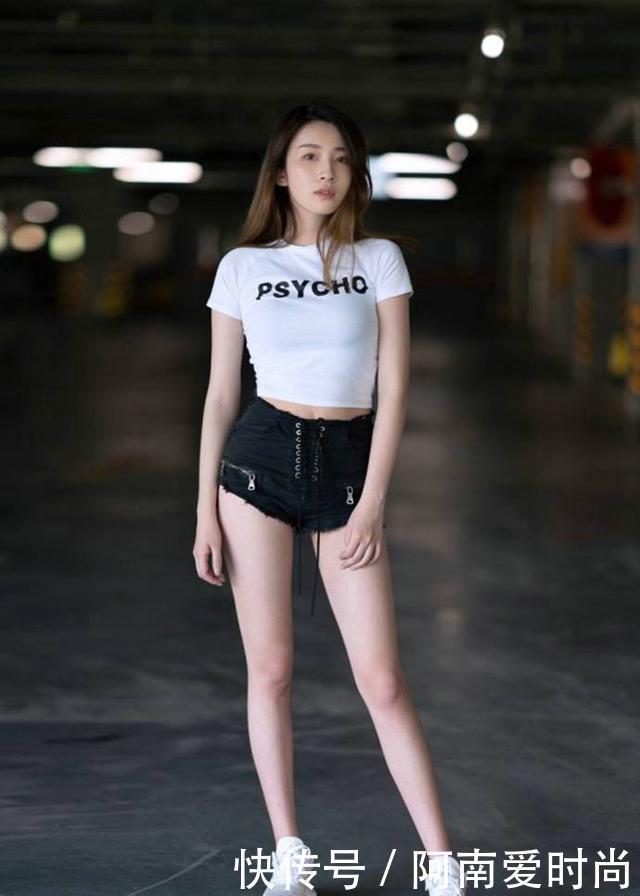 时尚|时尚街拍时尚短裤小姐姐,白色短租加短裤气质非凡