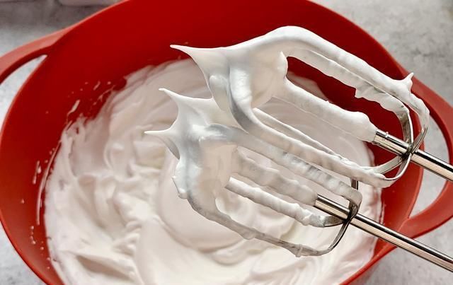 开裂|戚风蛋糕开裂,回缩2个盆教你做蛋糕,配方简单易学,一次成功