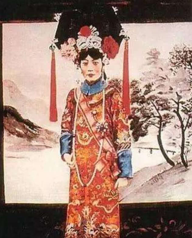 照片中|晚清旧照末代皇后婉容大婚时，倾国倾城，图2是乱成一团的龙床