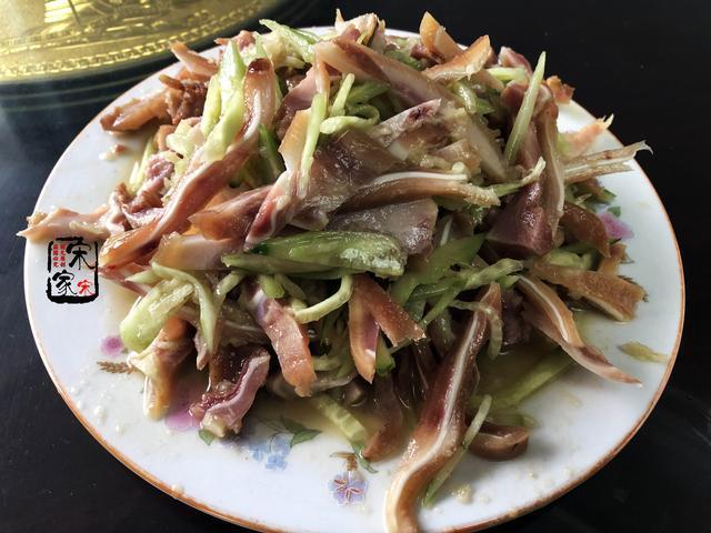 爷爷|爷爷生日,菜刚端上桌嫂子坐下就吃,姑姑停!老人还没动筷子