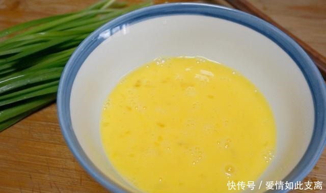 韭菜|韭菜新吃法,5分钟做好一盘开胃菜,做法简单,家人爱吃