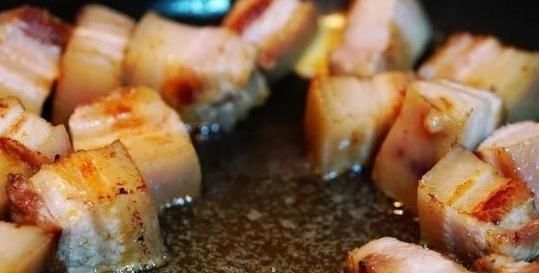 好吃|做红烧肉时,万万不能直接炒,学会“这1步”,肥而不腻超好吃