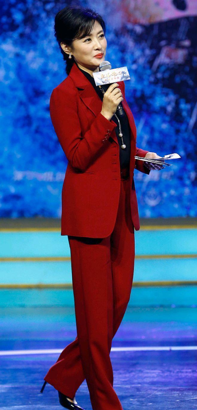 人穿高跟鞋|“高跟鞋”女人的魅力