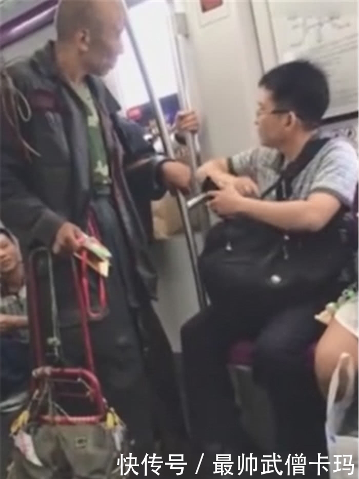 不知所措|地铁上老人用法律规定男子让座,男子霸气回应,老人当场不知所措