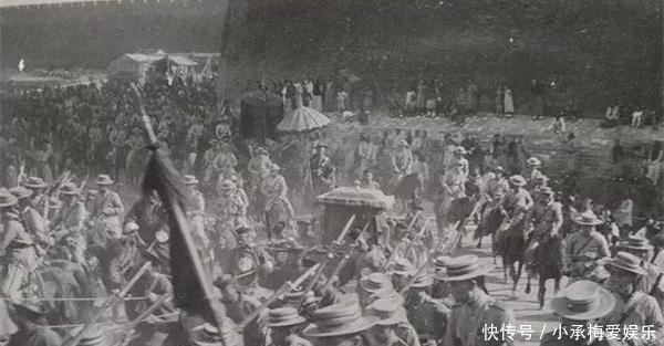 和慈禧|老照片：光绪和慈禧回宫时的场景，官员百姓下跪相迎，排场很大