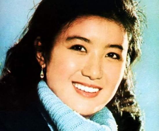  发福|33岁开始主持春晚，嫁出国门无人知;如今61岁却发福到认不出