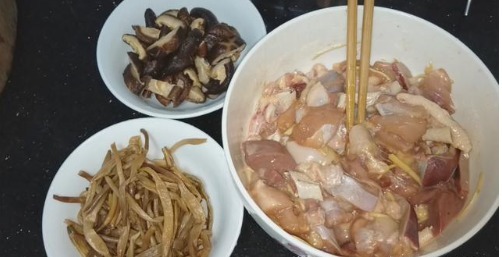 香菇和黄花|这样做一锅才开胃,不加一滴水,10分钟出锅,喷香下饭