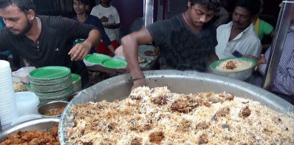 印度|印度婚宴主厨,架子上有10多个大锅,只有一道菜羊肉炖米饭