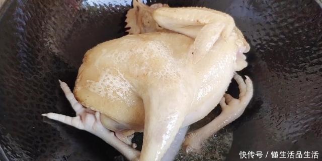 清洗干净|吃了30几年的鸡,这做法最好吃,整只鸡丢进锅里,全家人抢着吃