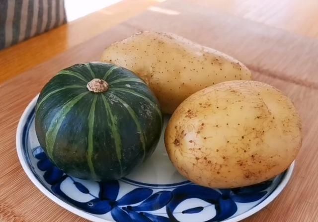  土豆|土豆别直接炒着吃，教你新吃法，加一个南瓜，上桌连汤汁都不剩