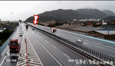  变道|G50高速上演惊心动魄一幕：小车突然变道差点逼翻后车