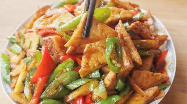 豆腐|夏天就馋豆腐这个吃法,切一切煮5分钟,出锅连渣都不剩,太好吃