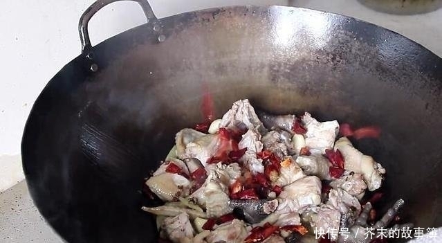 鸡肉|炖鸡肉时,千万不要直接加水炖,多做这一步,鸡肉鲜嫩,没有腥味!