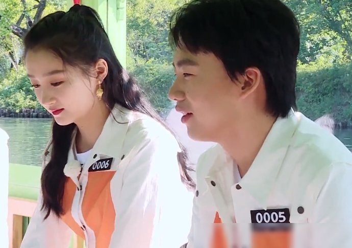 同款|奔跑吧baby和关晓彤穿同款衣服,坐姿却大不相同,女神和女汉子的区别