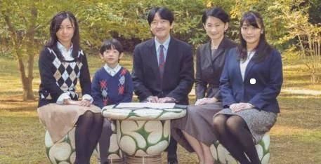 看似|日本史上首次天皇生前退位,看似祥和的背后,是真正的宫斗剧