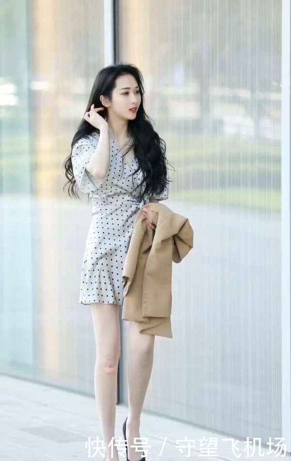 驼色|甜美波点裙,搭配驼色风衣,尽显独特女人味