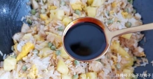 酸酸甜甜|美食密码!当季菠萝当季吃,解锁进阶版菠萝炒饭,酸酸甜甜很开胃