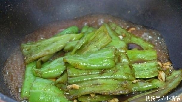 提鲜|虎皮青椒怎么做?料汁是关键,放2个蘑菇,好看又提鲜