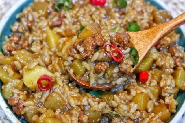 煮到浓稠|剩米饭不要再做炒饭了，教你做更好吃的烩饭，好吃到舔盘