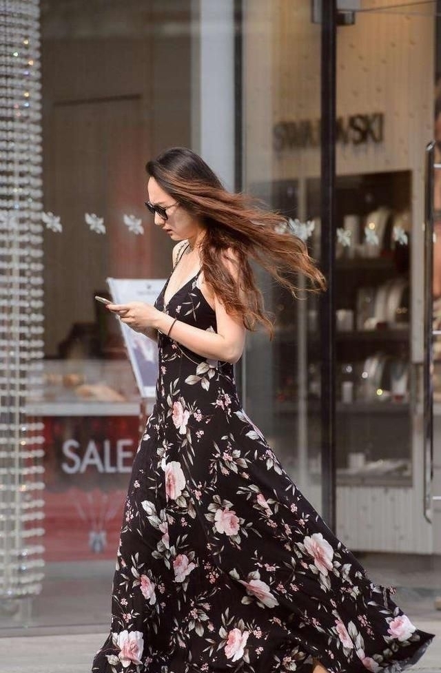 颜值|街拍高颜值的美女,穿的紧身裤时尚个性,彰显迷人气质