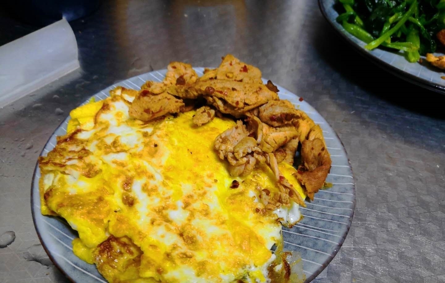 香嫩|煎荷包蛋时,有人用热油有人用凉油?大厨这样煎,难怪香嫩不粘锅