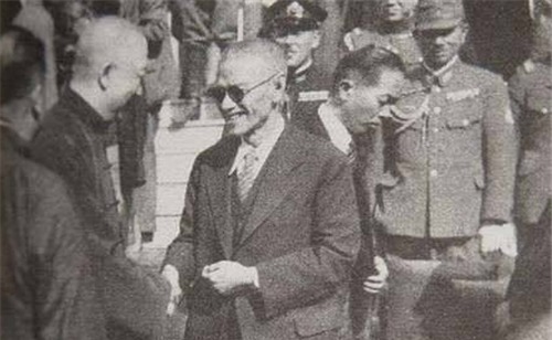 逮捕|戴笠设宴请50个汉奸吃饭，汉奸刚入席，戴笠：现在公布逮捕名单