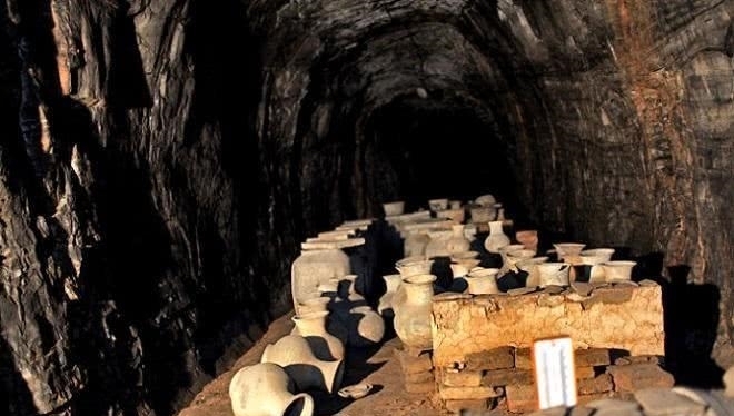 偷喝|两个盗墓者偷喝了古墓中的酒, 醉倒后被擒: 这酒喝了可以长生