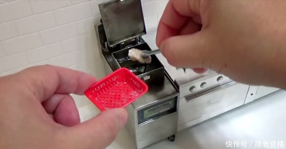 趴在|世界最小的肯德基店,一份炸鸡比手指还小,还得趴在地上取餐