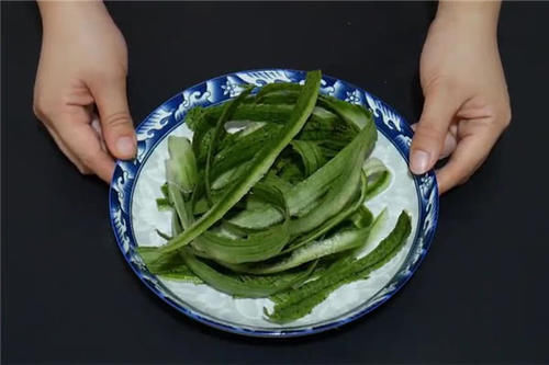 妙用|丝瓜皮不要再扔了,这几个妙用很多人都不知道,你也试试吧