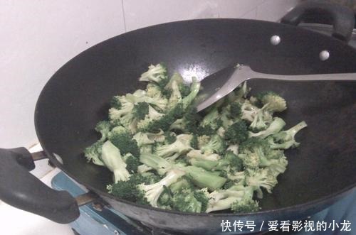 真香|炒西蓝花,有人直接炒,有人先焯水,都不对!这么做才正确,真香