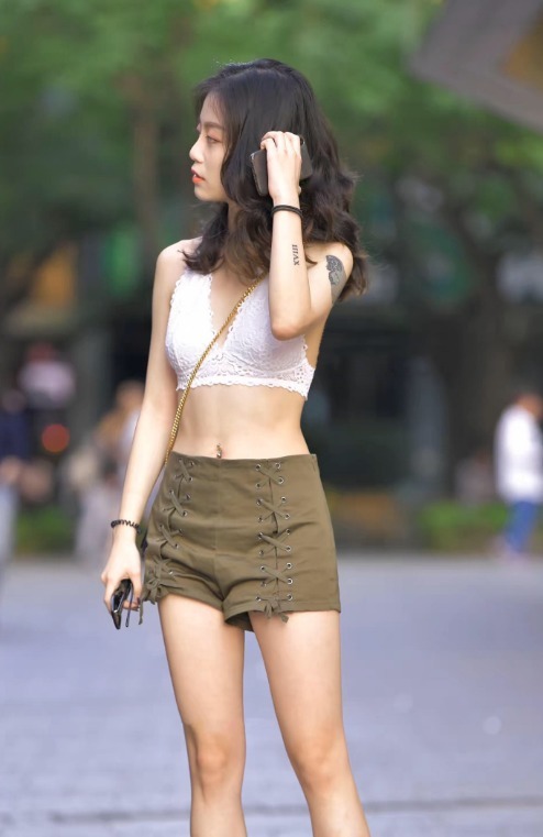  上衣|小姐姐真敢穿，挂脖上衣搭配热裤，清凉一夏