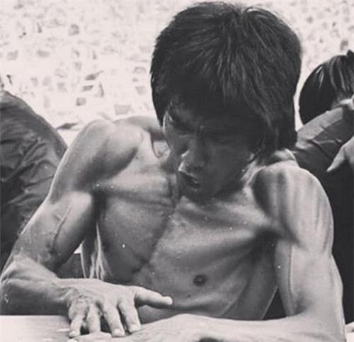 李小龙肌肉照:体脂率3%,一秒踢6脚打9拳,