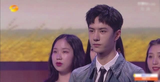 直播|王一博身体亮红灯舞台上偷偷咳嗽强撑录节目,气色差到引人担忧