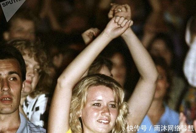 惬意|苏联青年男女罕见彩色老照片:都非常热爱运动,生活也十分惬意