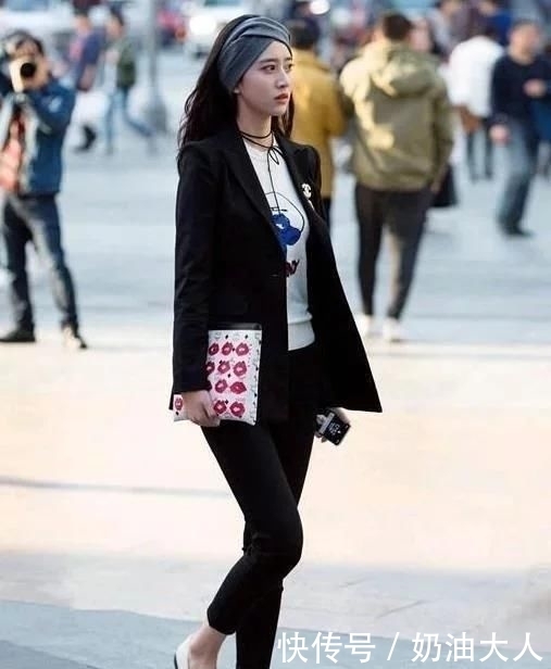 小姐姐|街拍:身材高挑的小姐姐,条纹上衣配牛仔热裤,青春活力气息