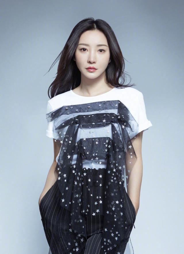  黑色的衣服|柳岩瘦了更好看了，短袖搭条开叉裤，身材又“扁”又高真迷人