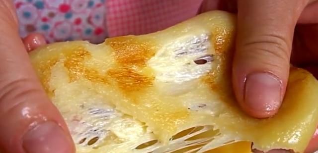 拉丝|1个土豆1碗糯米粉,简单一烙,软糯拉丝易消化,孩子一顿吃3个