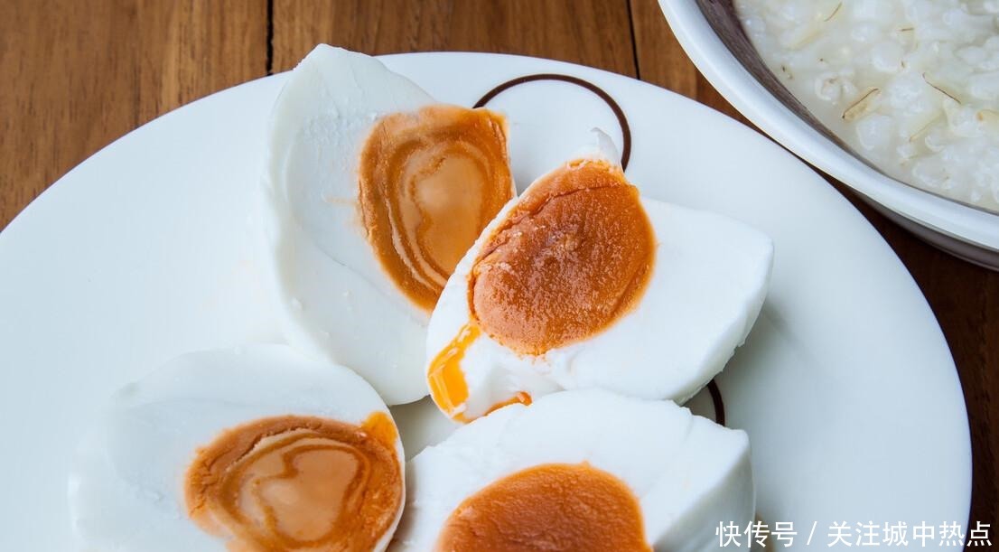  出油|腌咸鸭蛋，只加盐可不行，多加4种香料，半个月就出油，还特别香
