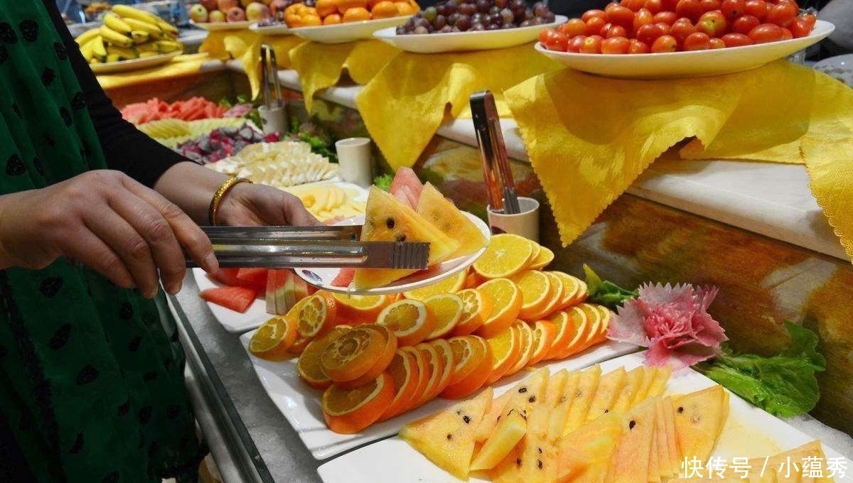 助餐厅里面|男子吃自助餐被罚2400元,淡定交罚款离开,老板:坏了,快追回来!