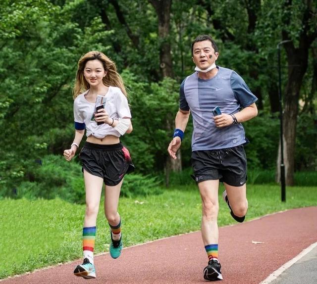  文艺范|董洁罕见携子走机场，时隔1年11岁顶顶个子不见长，小骨架太单薄