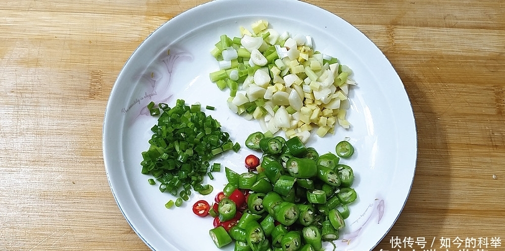 种食材|教你土豆炖南瓜川味做法，方法简单，味道香辣，关键吃完不长肉