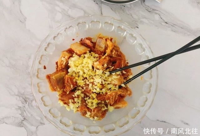 饺子都|蒸排骨的时候加上一块腐乳，蒸好的排骨颜色明亮，色泽诱人