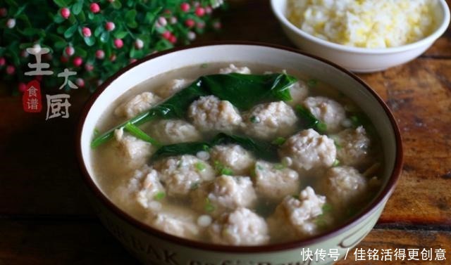 弹牙|莲藕肉丸子汤,丸子爽滑弹牙,汤水清淡鲜香,是你喜欢的味道