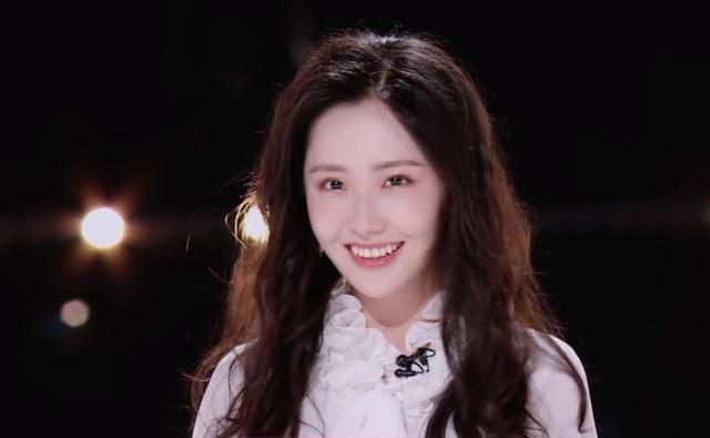  离开|离开美颜滤镜判若两人新一期节目里鹿晗显年纪，女练习生现原形